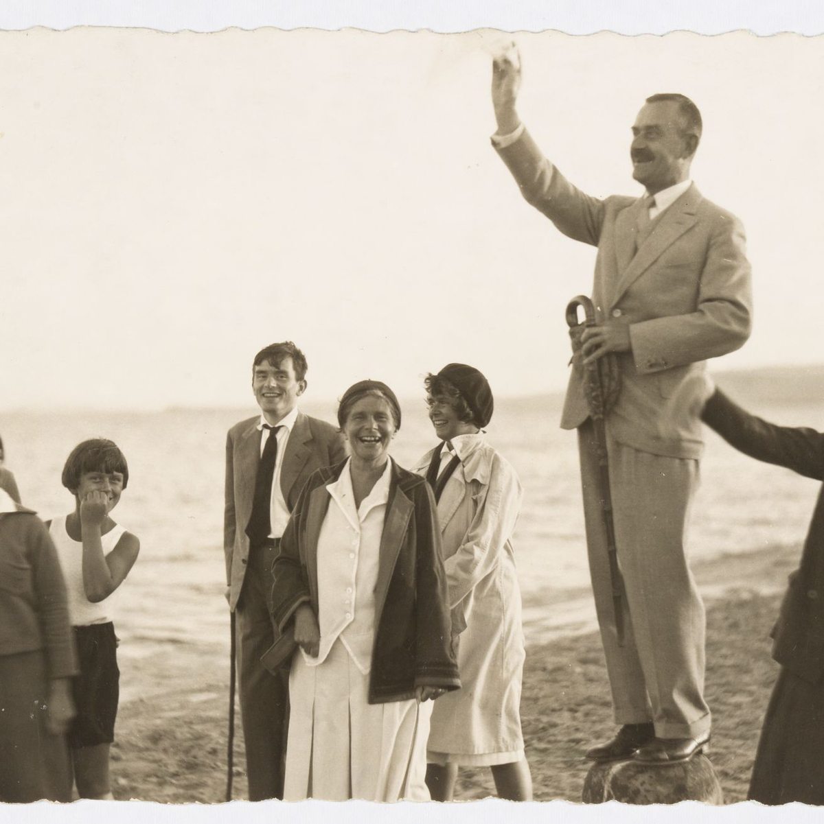 Thomas Mann gestikulierend am Strand, unter anderem neben Ilse Dernburg, Elisabeth Mann, Michael Mann, Golo Mann, Katia Mann und Monika Mann. (Archivbild) - Foto: Fritz Krauskopf, Königsberg/ETH-Bibliothek Zürich, Thomas-Mann-Archiv/dpa
