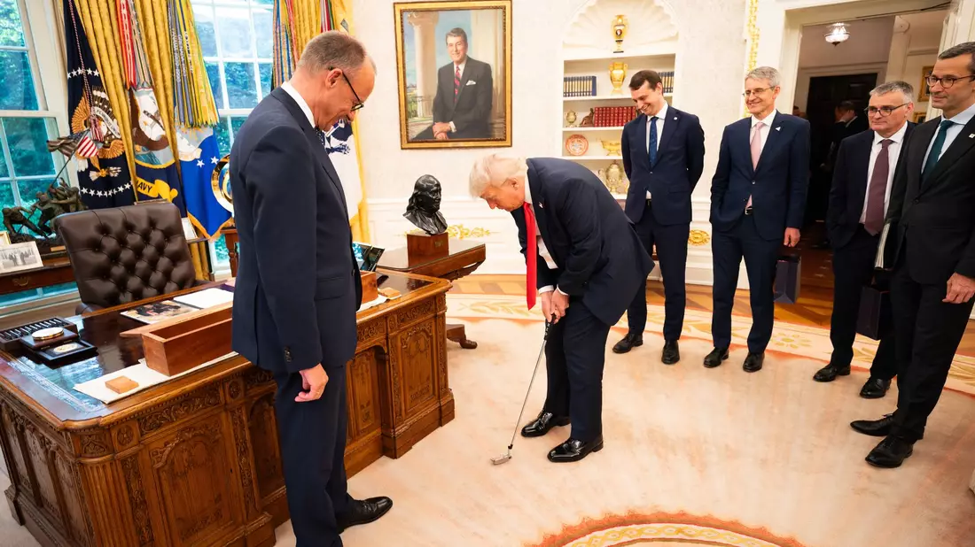Sporteinlage im Oval Office während des Besuchs des Kanzlers beim US-Präsidenten. - Bild: Steffen Kugler/Bundesregierung/dpa