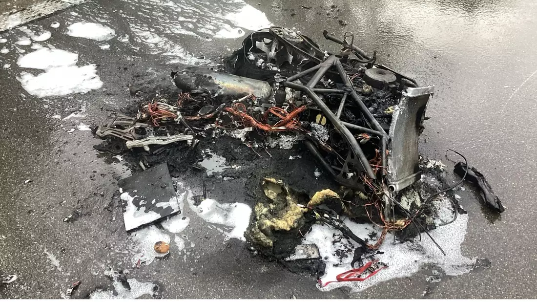 FW-M: Brennendes Motorrad auf der Autobahn (Forstenried) - Bild: presseportal.de