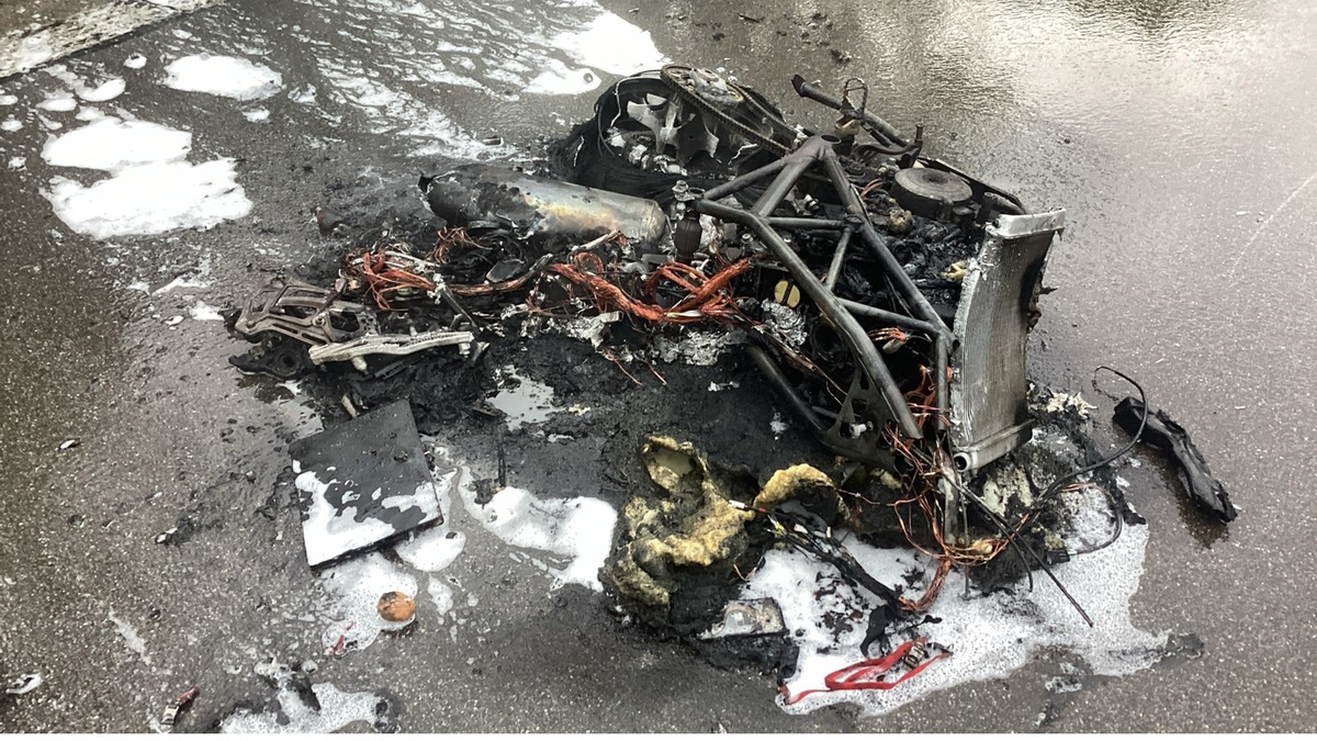 FW-M: Brennendes Motorrad auf der Autobahn (Forstenried) - Foto: presseportal.de