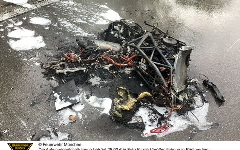 FW-M: Brennendes Motorrad auf der Autobahn (Forstenried) - Foto: presseportal.de