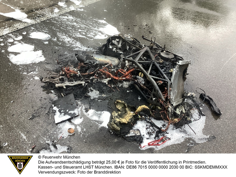 FW-M: Brennendes Motorrad auf der Autobahn (Forstenried) - Foto: presseportal.de