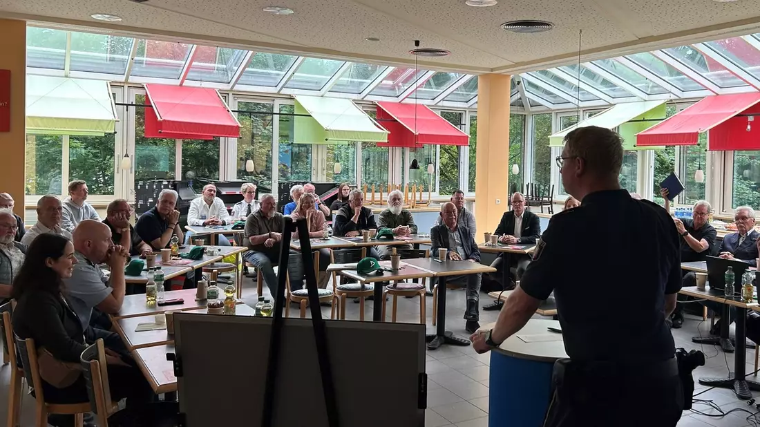 POL-MS: Fernfahrerstammtisch feiert Jubiläum - 25 Jahre Dialog auf Augenhöhe - Bild: presseportal.de