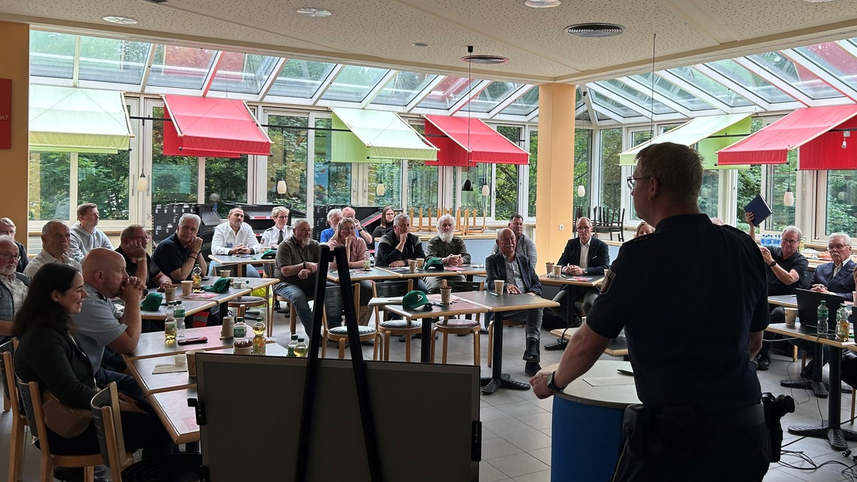 POL-MS: Fernfahrerstammtisch feiert Jubiläum - 25 Jahre Dialog auf Augenhöhe - Foto: presseportal.de