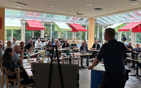 POL-MS: Fernfahrerstammtisch feiert Jubiläum - 25 Jahre Dialog auf Augenhöhe - Foto: presseportal.de