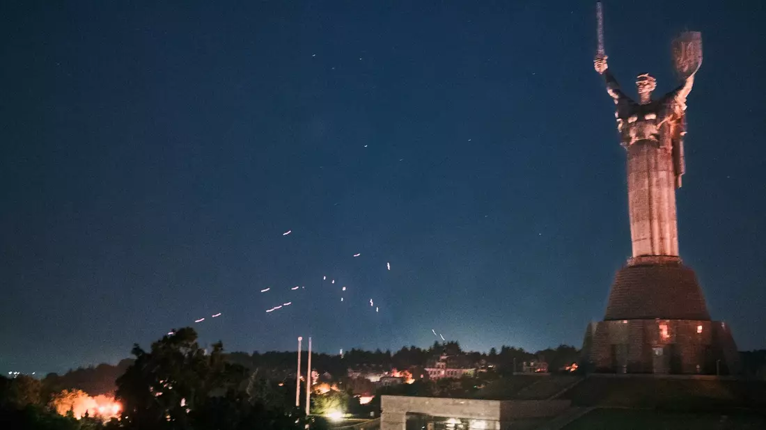 Die ukrainische Flugabwehr nimmt russische Drohnen am Himmel über Kiew unter Beschuss.  - Bild: Patrick Muzart/ZUMA Press Wire/dpa