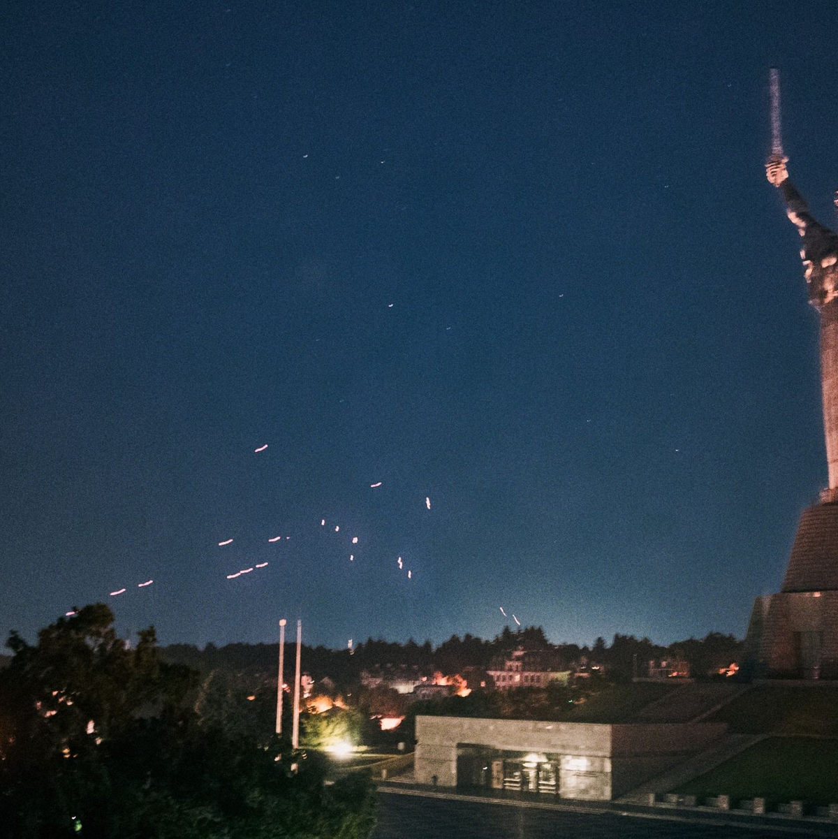 Die ukrainische Flugabwehr nimmt russische Drohnen am Himmel über Kiew unter Beschuss.  - Foto: Patrick Muzart/ZUMA Press Wire/dpa