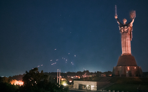 Die ukrainische Flugabwehr nimmt russische Drohnen am Himmel über Kiew unter Beschuss.  - Foto: Patrick Muzart/ZUMA Press Wire/dpa