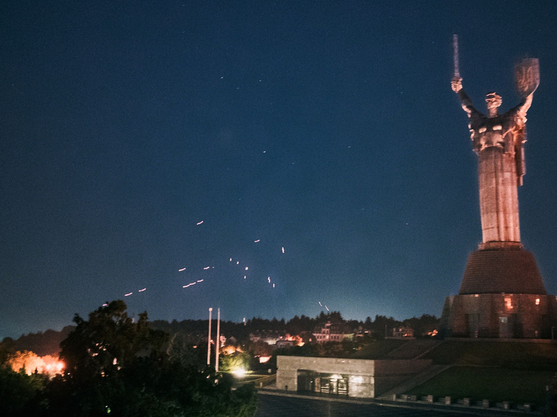 Die ukrainische Flugabwehr nimmt russische Drohnen am Himmel über Kiew unter Beschuss.  - Foto: Patrick Muzart/ZUMA Press Wire/dpa
