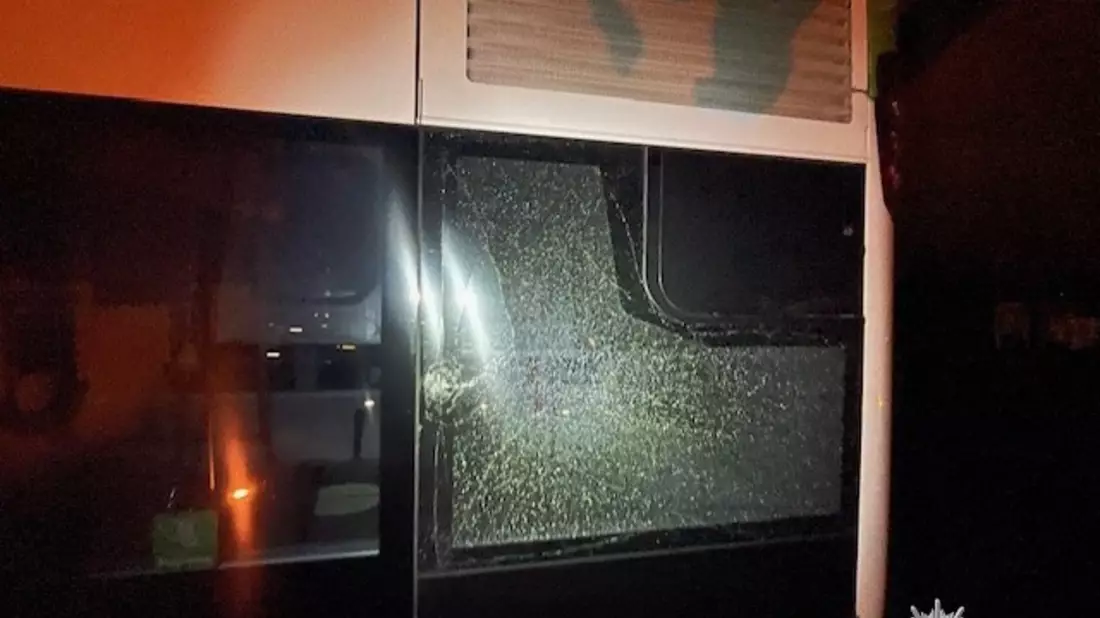 POL-PDKL: Unbekannte beschädigen Seitenscheibe eines Busses - Bild: presseportal.de