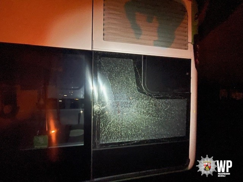 POL-PDKL: Unbekannte beschädigen Seitenscheibe eines Busses - Foto: presseportal.de