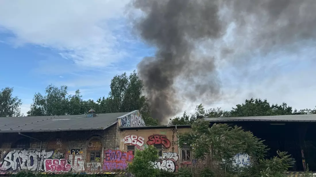 FW Dresden: Gebäudebrand auf ehemaligem Bahnhofsgelände - Großeinsatz der Feuerwehr Dresden - Bild: presseportal.de