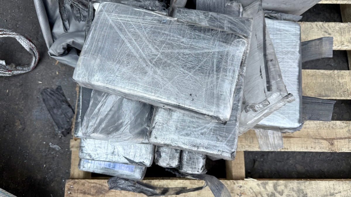 ZOLL-E: Staatsanwaltschaft Duisburg und Zollfahndung Essen - eine halbe Tonne Kokain im Duisburger Hafen sichergestellt - Foto: presseportal.de