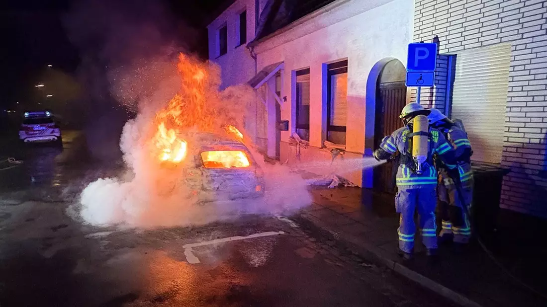 Feuerwehr Goch: Brandstiftung: PKW-Brand droht auf Wohnhaus überzugreifen - Bild: presseportal.de