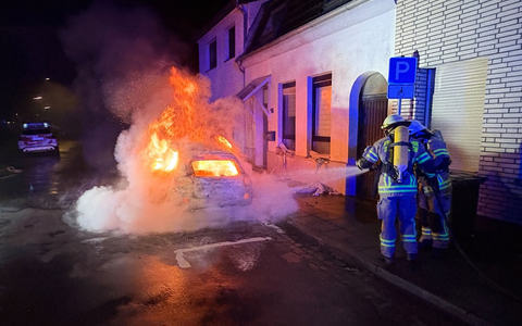 Feuerwehr Goch: Brandstiftung: PKW-Brand droht auf Wohnhaus überzugreifen - Foto: presseportal.de