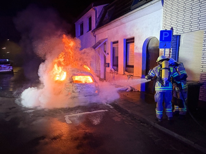 Feuerwehr Goch: Brandstiftung: PKW-Brand droht auf Wohnhaus überzugreifen - Foto: presseportal.de