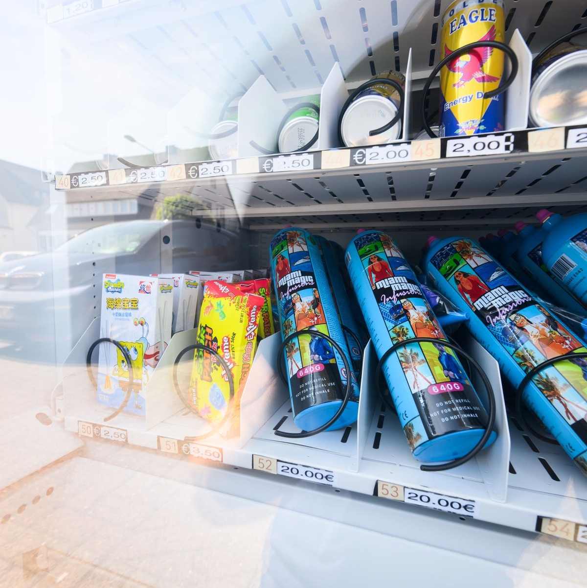 Lachgas ist als Partydroge beliebter geworden - und oft leicht zu bekommen. (Archivbild) - Foto: Julian Stratenschulte/dpa