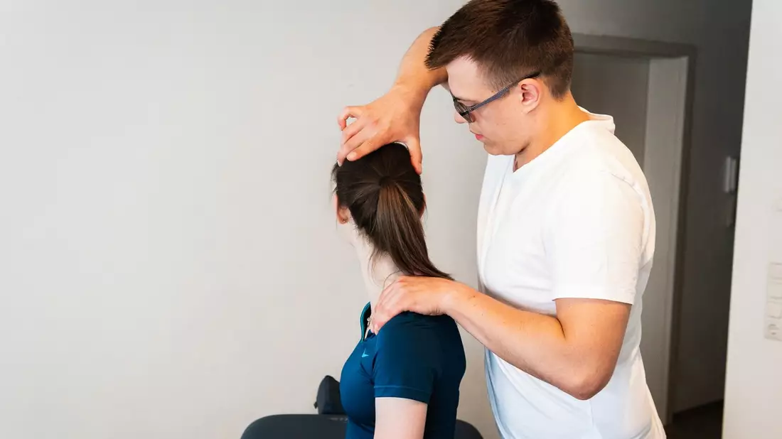Alexander Steinborn von der Physiotherapie Steinborn: Wie das BEMER-Gerät physiotherapeutische Behandlungen unterstützt - Bild: presseportal.de