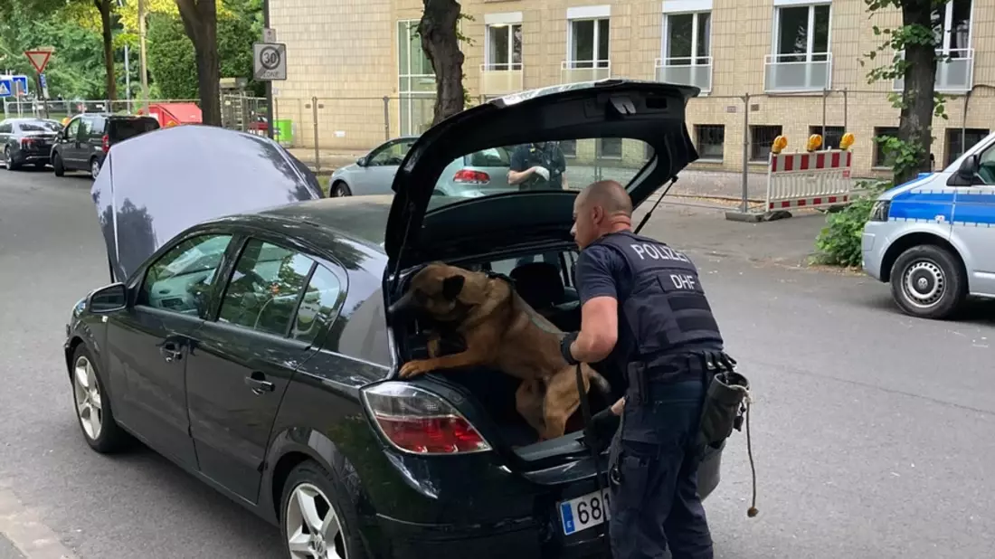 POL-K: 250606-3-K Drogenhändler am Ebertplatz gestellt - Drogenspürhund durchsucht mutmaßliches Dealer-Depot-Fahrzeug - Bild: presseportal.de