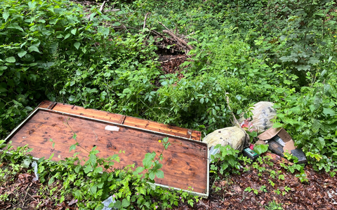 POL-HM: Unzulässige Müllablagerung an der L434 - Polizei sucht Zeugen - Foto: presseportal.de