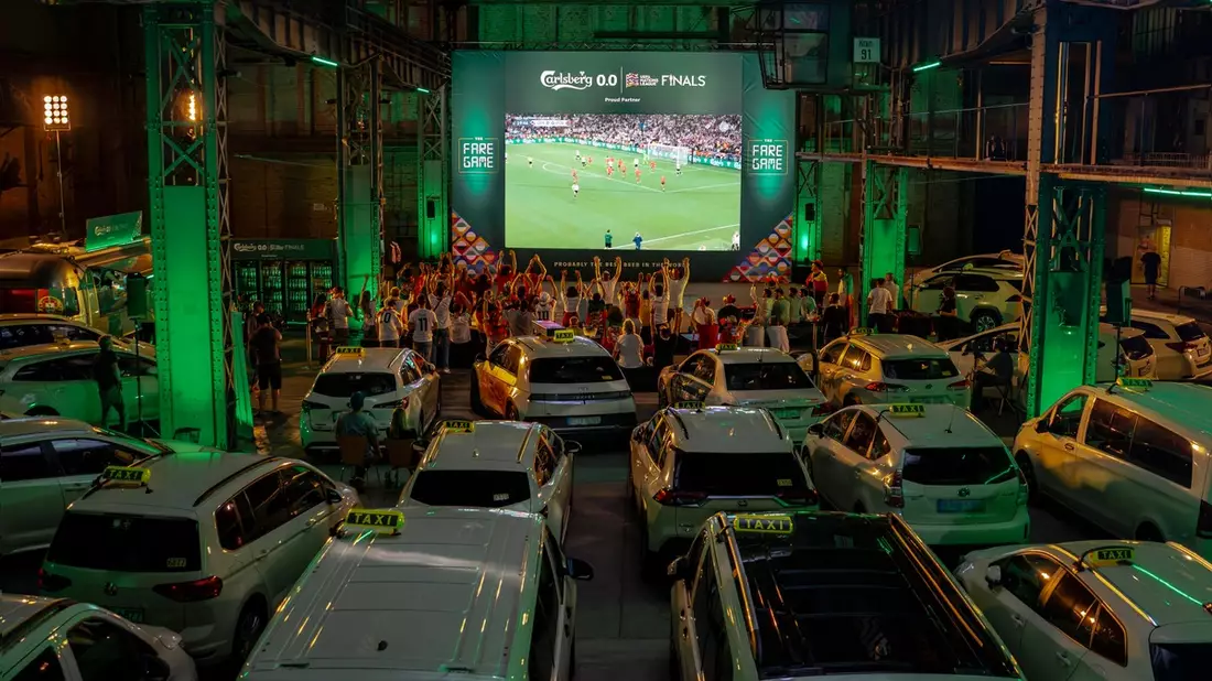 Eine unvergessliche Fahrt? Probably. / Carlsberg organisiert die perfekte Fahrt, um Taxifahrer:innen während der UEFA Nations League Finals(TM) 2025 zu überraschen - Bild: presseportal.de