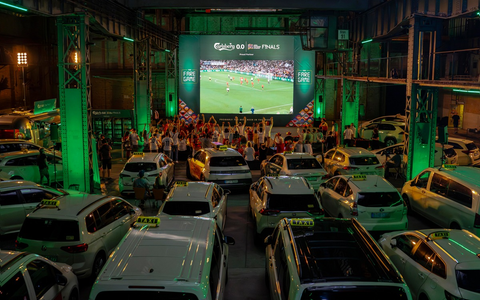 Eine unvergessliche Fahrt? Probably. / Carlsberg organisiert die perfekte Fahrt, um Taxifahrer:innen während der UEFA Nations League Finals(TM) 2025 zu überraschen - Foto: presseportal.de