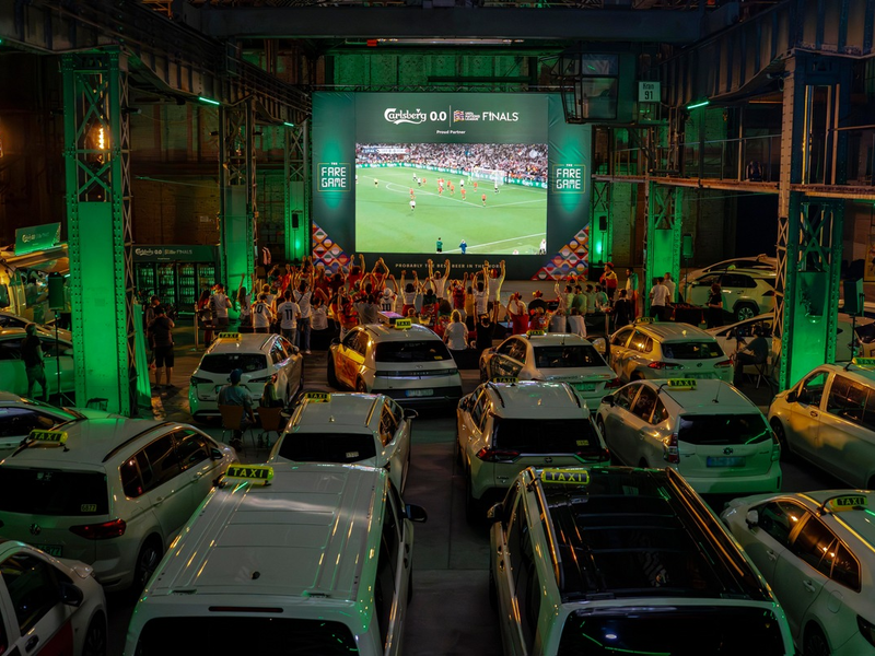 Eine unvergessliche Fahrt? Probably. / Carlsberg organisiert die perfekte Fahrt, um Taxifahrer:innen während der UEFA Nations League Finals(TM) 2025 zu überraschen - Foto: presseportal.de