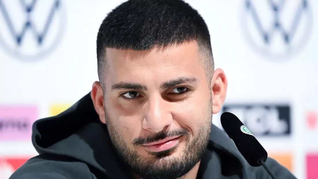 Nationalspieler Deniz Undav auf dem DFB-Podium. - Bild: Federico Gambarini/dpa