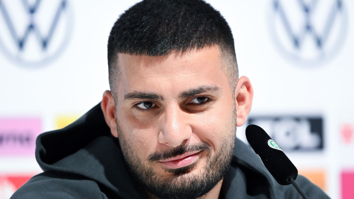 Nationalspieler Deniz Undav auf dem DFB-Podium. - Foto: Federico Gambarini/dpa