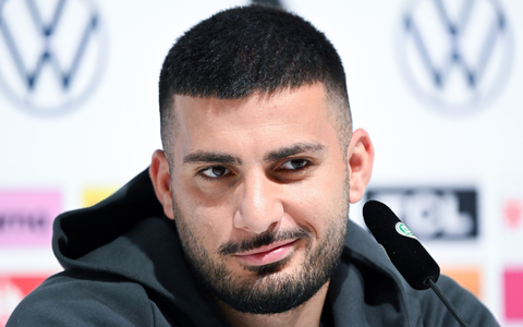 Nationalspieler Deniz Undav auf dem DFB-Podium. - Foto: Federico Gambarini/dpa