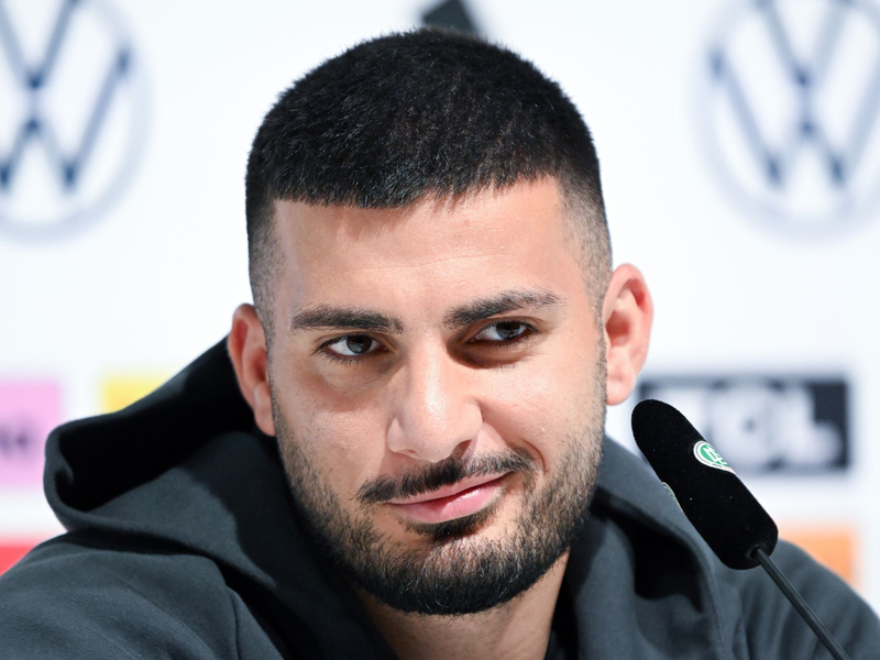 Nationalspieler Deniz Undav auf dem DFB-Podium. - Foto: Federico Gambarini/dpa