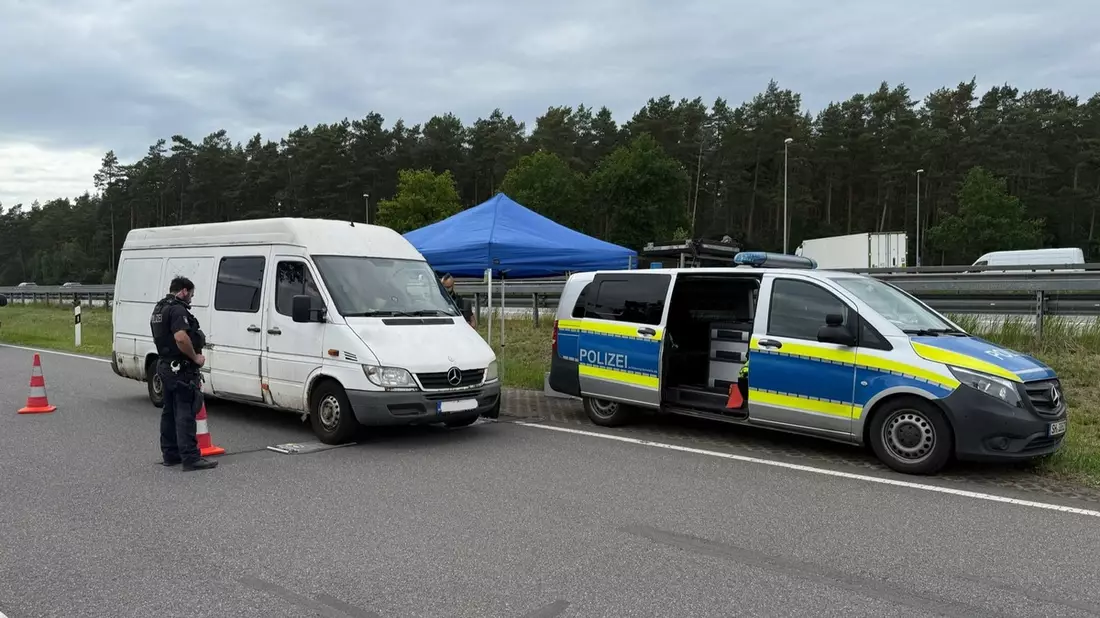 POL-RZ: Polizei kontrolliert auf der A24 - Zahlreiche Ordnungswidrigkeiten und Straftaten festgestellt - Bild: presseportal.de