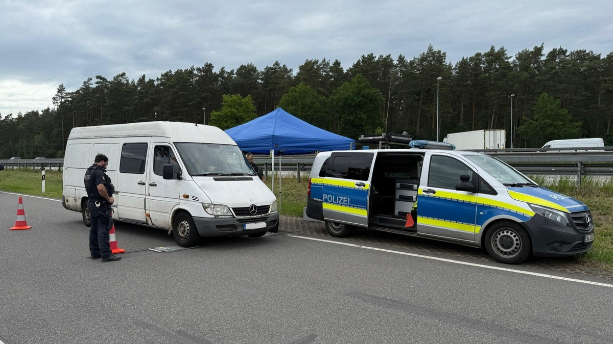 POL-RZ: Polizei kontrolliert auf der A24 - Zahlreiche Ordnungswidrigkeiten und Straftaten festgestellt - Foto: presseportal.de