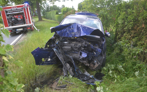 POL-HI: Schwerer Baumunfall mit Vollsperrung der Bundesstraße 6 in Wendhausen - Foto: presseportal.de