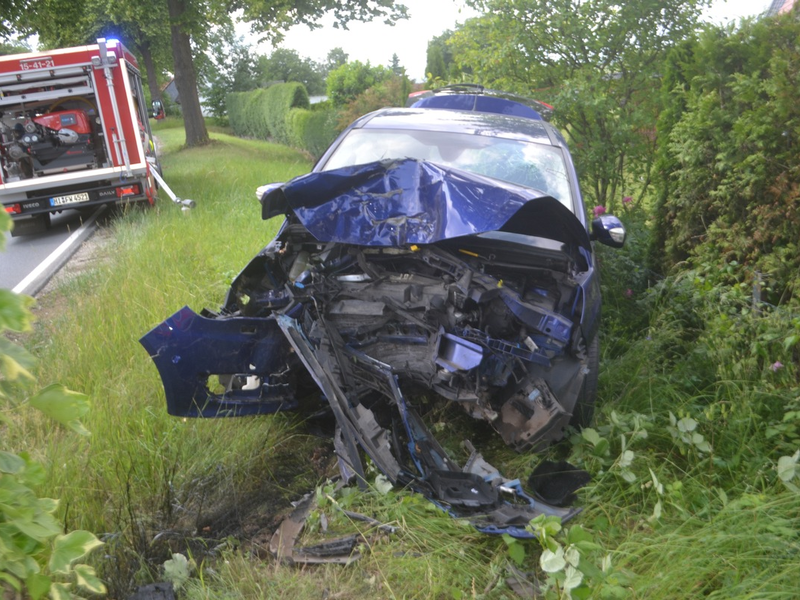 POL-HI: Schwerer Baumunfall mit Vollsperrung der Bundesstraße 6 in Wendhausen - Foto: presseportal.de