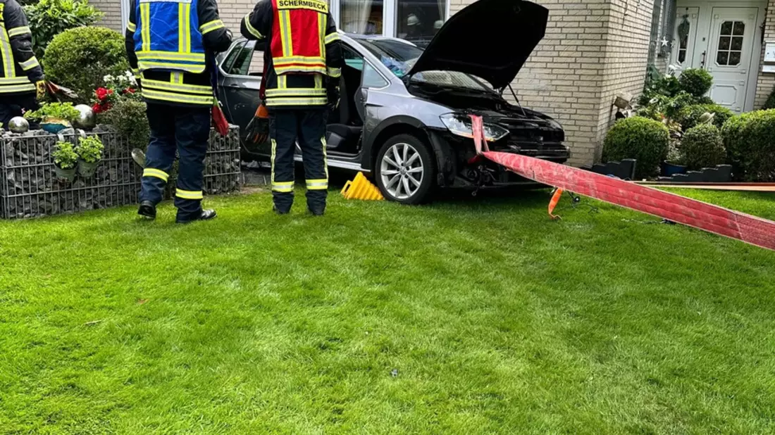 FW-Schermbeck: PKW rückwärts in Garten - Bild: presseportal.de