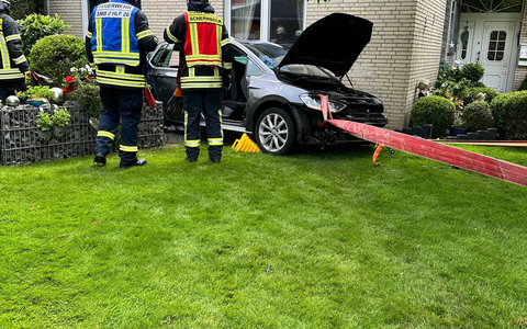 FW-Schermbeck: PKW rückwärts in Garten - Foto: presseportal.de