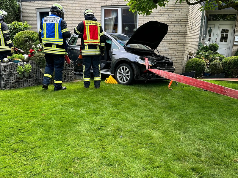 FW-Schermbeck: PKW rückwärts in Garten - Foto: presseportal.de