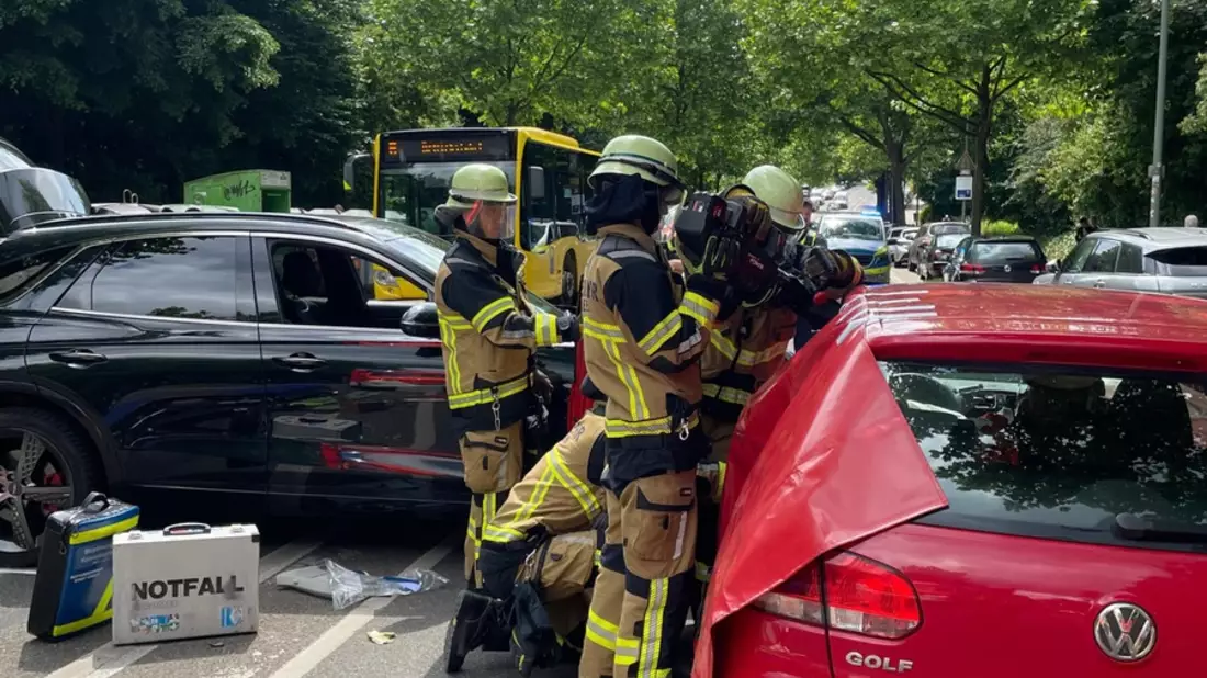 FW-E: Technische Rettung nach Verkehrsunfall - zwei verletzte Personen - Bild: presseportal.de