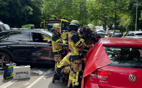 FW-E: Technische Rettung nach Verkehrsunfall - zwei verletzte Personen - Foto: presseportal.de