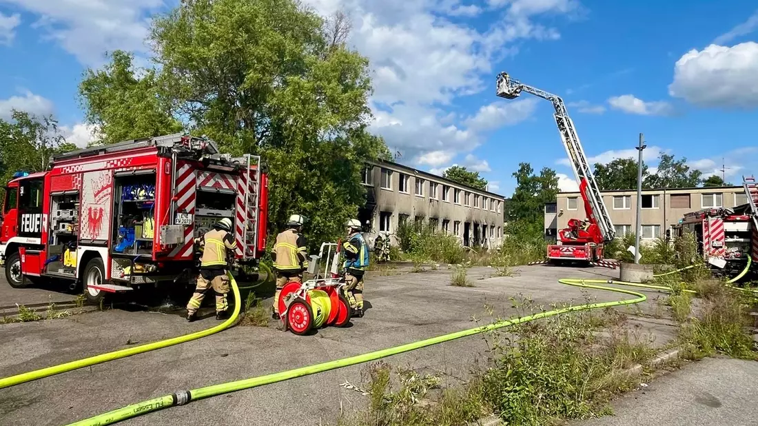 FW-E: Brand in leerstehender Asylunterkunft sorgt für starke Rauchentwicklung - Bild: presseportal.de