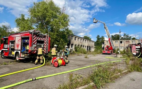 FW-E: Brand in leerstehender Asylunterkunft sorgt für starke Rauchentwicklung - Foto: presseportal.de