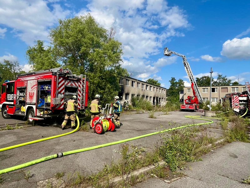 FW-E: Brand in leerstehender Asylunterkunft sorgt für starke Rauchentwicklung - Foto: presseportal.de