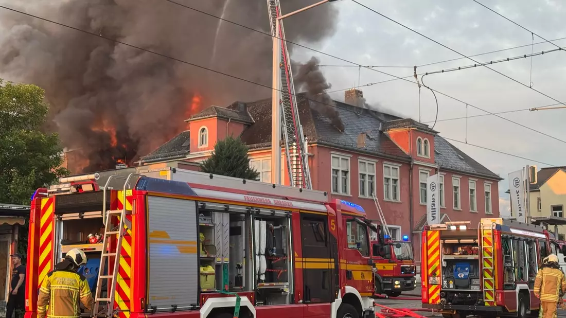 FW Dresden: Großbrand - ehemalige Staatsoperette steht in Flammen - Bild: presseportal.de