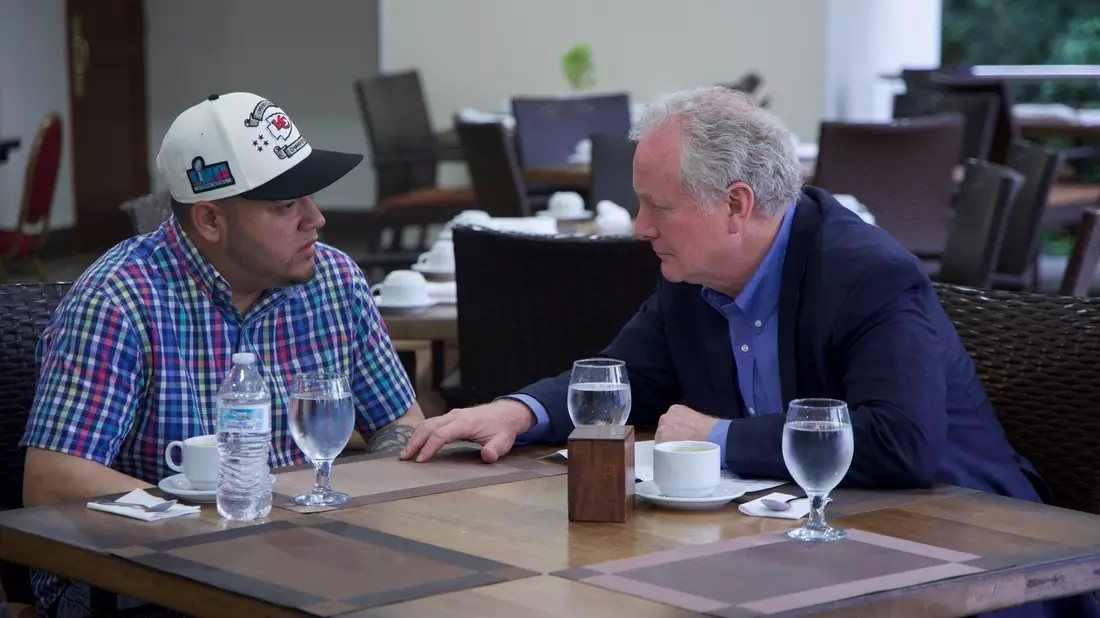 Während des juristischen Tauziehens reiste unter anderem auch der demokratische Senator Chris Van Hollen nach El Salvador, um sich mit Abrego Garcia zu treffen. (Archivbild) - Bild: Uncredited/Press Office Senator Van Hollen/AP/dpa
