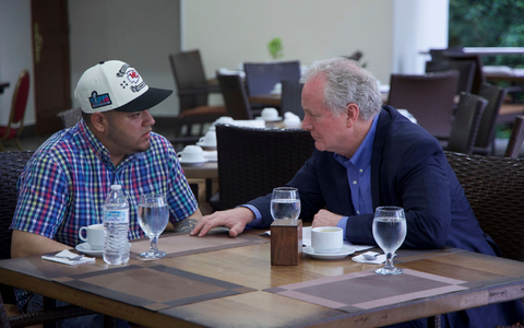 Während des juristischen Tauziehens reiste unter anderem auch der demokratische Senator Chris Van Hollen nach El Salvador, um sich mit Abrego Garcia zu treffen. (Archivbild) - Foto: Uncredited/Press Office Senator Van Hollen/AP/dpa