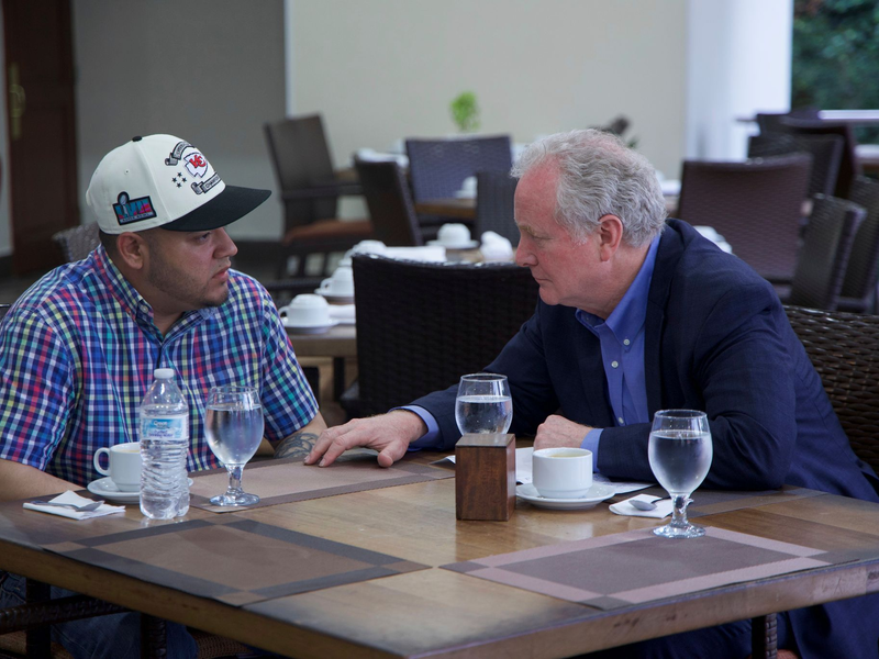 Während des juristischen Tauziehens reiste unter anderem auch der demokratische Senator Chris Van Hollen nach El Salvador, um sich mit Abrego Garcia zu treffen. (Archivbild) - Foto: Uncredited/Press Office Senator Van Hollen/AP/dpa