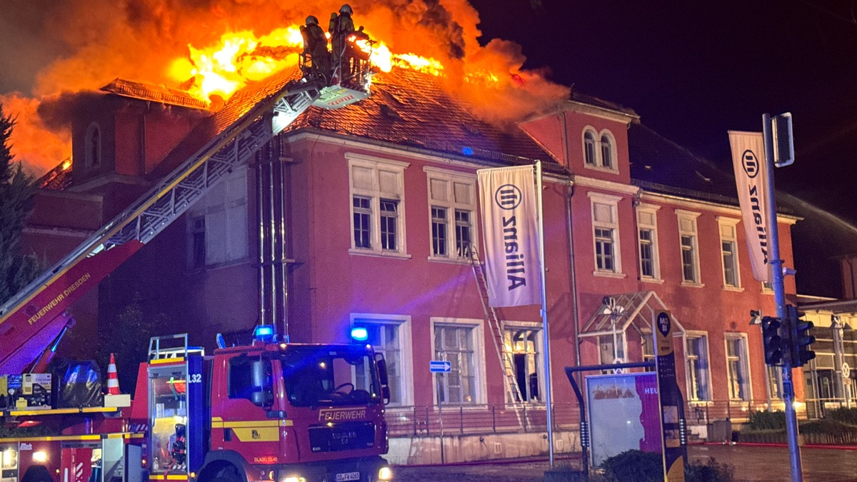 FW Dresden: Großbrand auf der Pirnaer Landstraße - Löscharbeiten dauern an - Foto: presseportal.de