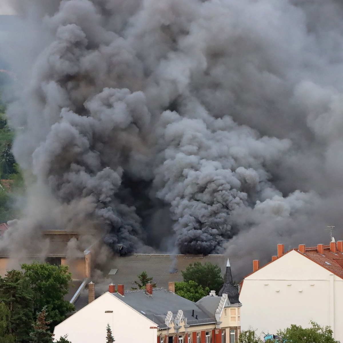 Dichte Rauchwolken waren weithin sichtbar. Die Warnung der Bevölkerung wurde mittlerweile wieder aufgehoben. - Foto: Christian Essler/Xcitepress/dpa