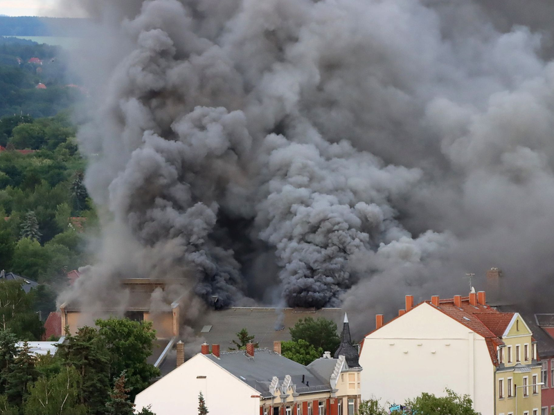 Dichte Rauchwolken waren weithin sichtbar. Die Warnung der Bevölkerung wurde mittlerweile wieder aufgehoben. - Foto: Christian Essler/Xcitepress/dpa